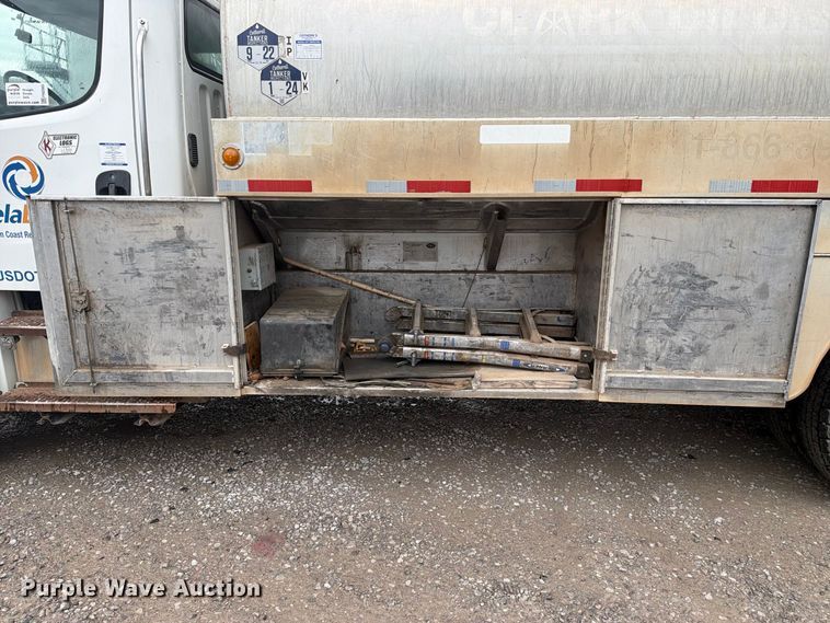 image for item FN2565 2007 Freightliner Business Class M2 fuel truck