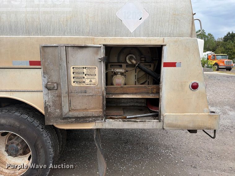 image for item FN2565 2007 Freightliner Business Class M2 fuel truck