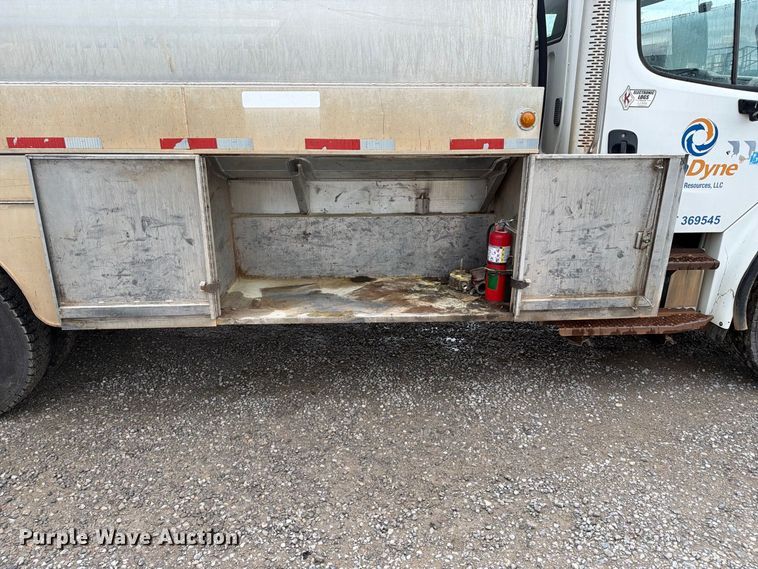 image for item FN2565 2007 Freightliner Business Class M2 fuel truck