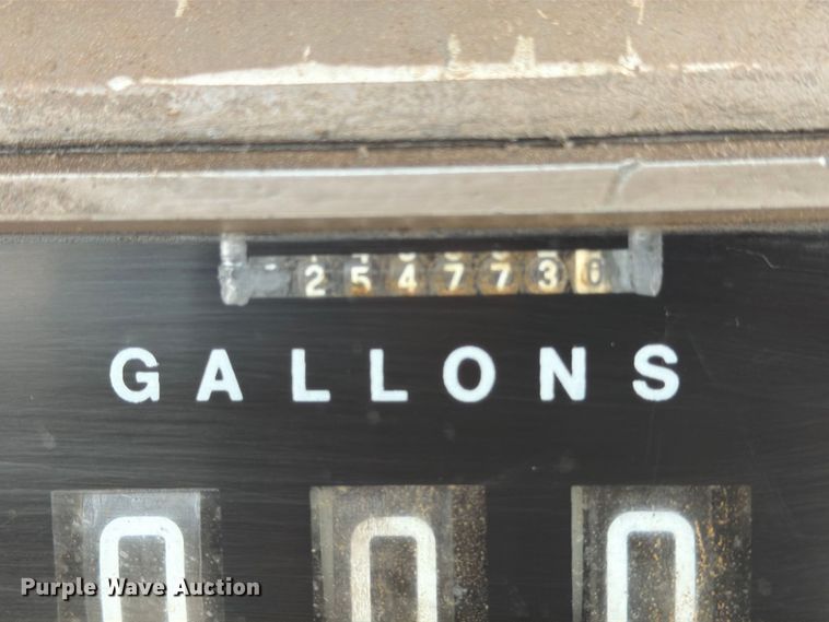 image for item FN2565 2007 Freightliner Business Class M2 fuel truck
