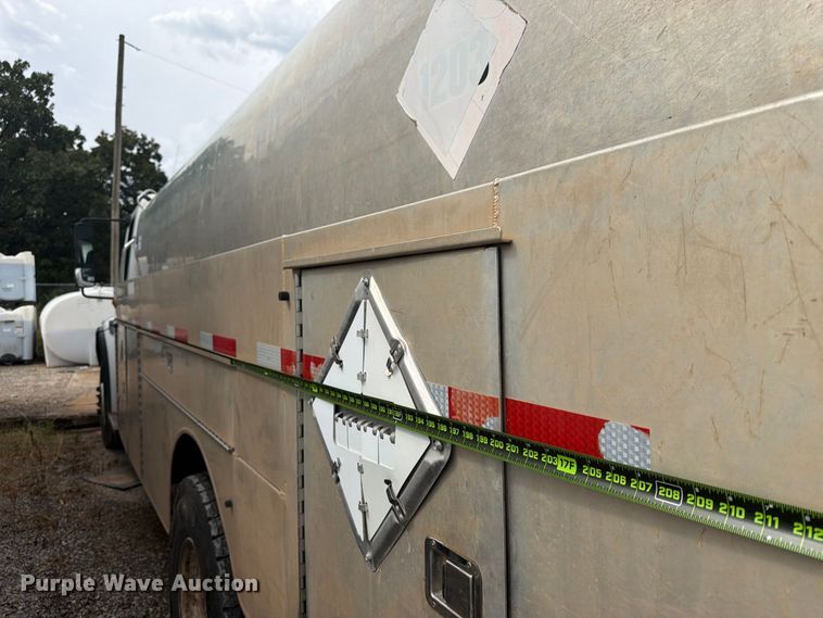 image for item FN2565 2007 Freightliner Business Class M2 fuel truck