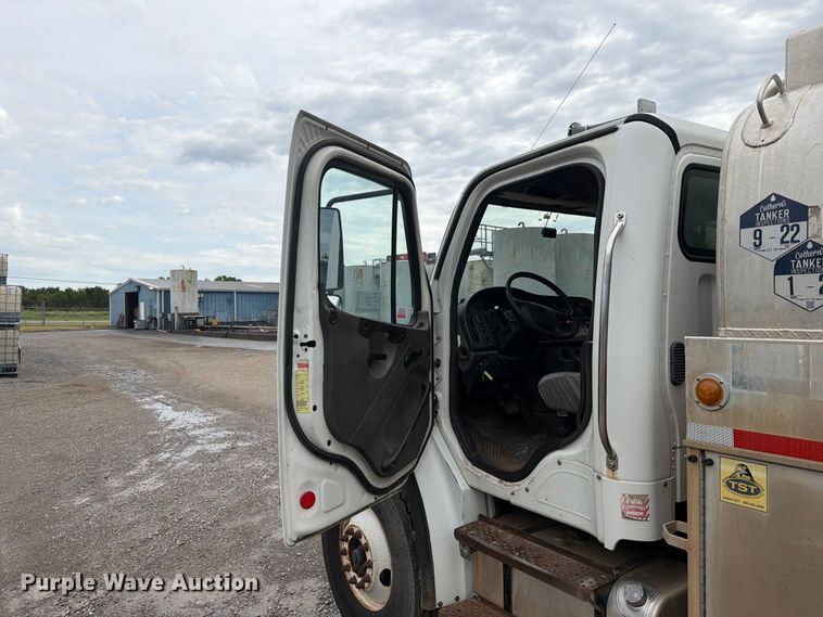 image for item FN2565 2007 Freightliner Business Class M2 fuel truck