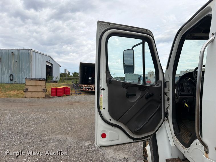 image for item FN2565 2007 Freightliner Business Class M2 fuel truck