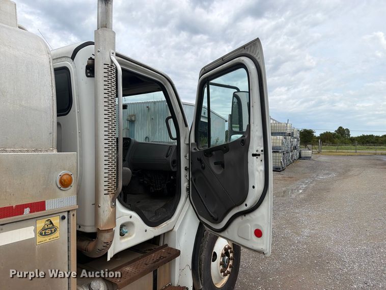 image for item FN2565 2007 Freightliner Business Class M2 fuel truck