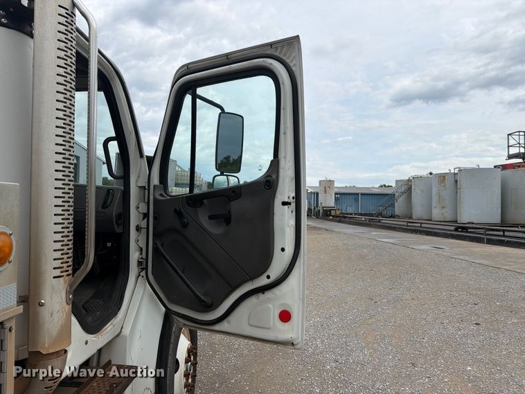 image for item FN2565 2007 Freightliner Business Class M2 fuel truck