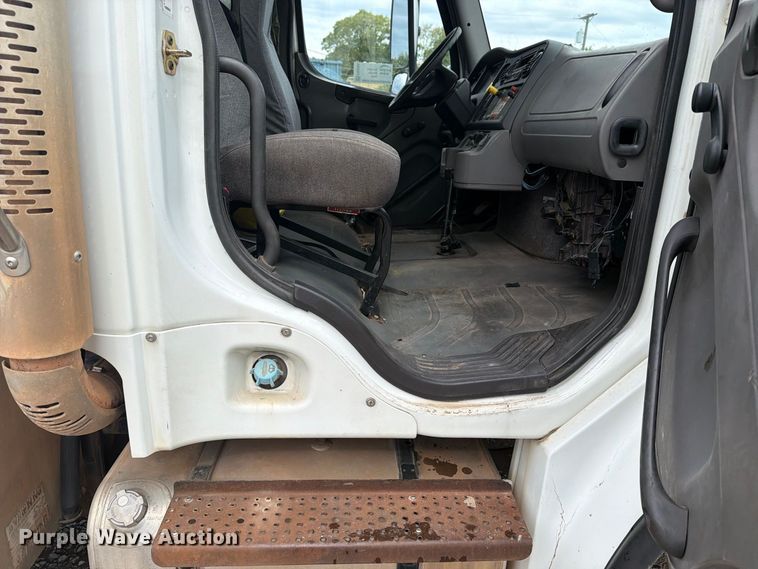 image for item FN2565 2007 Freightliner Business Class M2 fuel truck