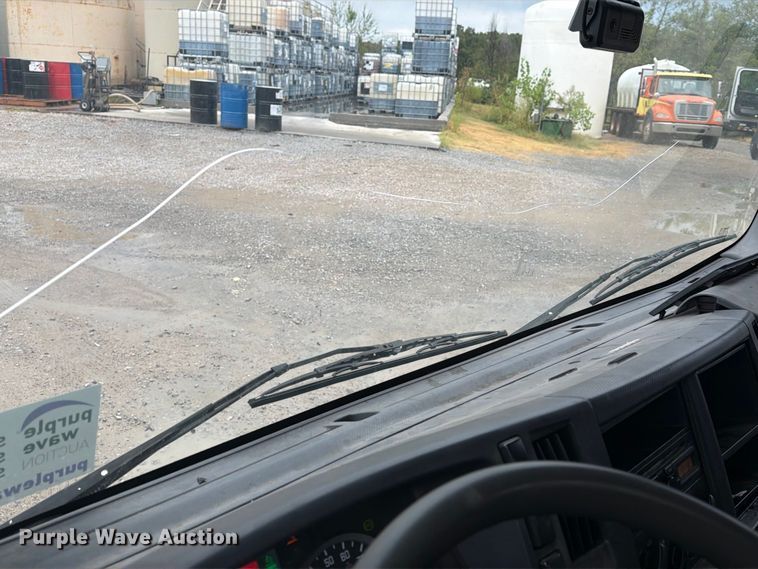 image for item FN2567 2014 Isuzu NRR box truck
