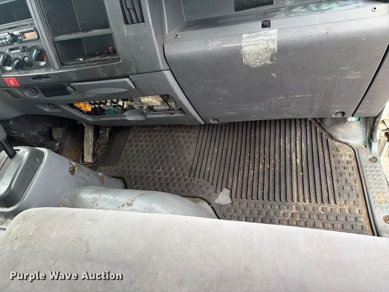 image for item FN2567 2014 Isuzu NRR box truck