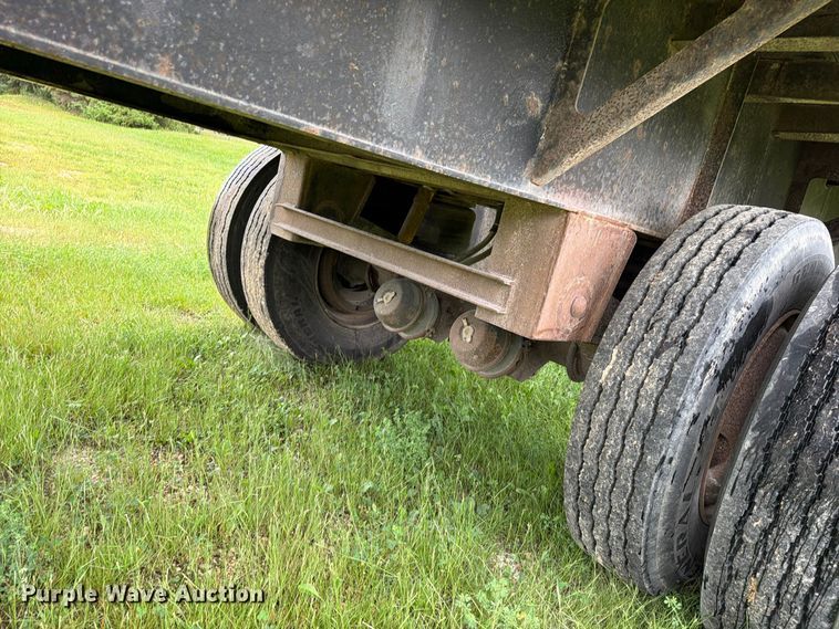 image for item FN5850 1992 Fontaine Trailer Co. flatbed truck