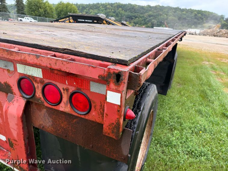 image for item FN5850 1992 Fontaine Trailer Co. flatbed truck