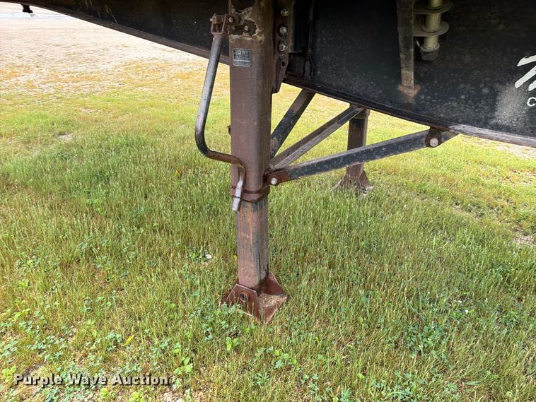 image for item FN5850 1992 Fontaine Trailer Co. flatbed truck