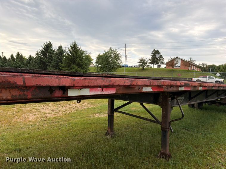 image for item FN5850 1992 Fontaine Trailer Co. flatbed truck