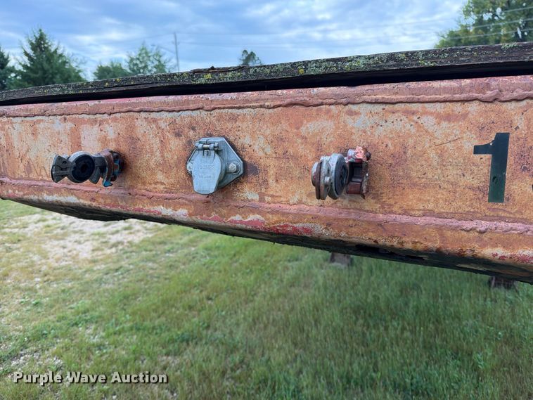 image for item FN5850 1992 Fontaine Trailer Co. flatbed truck