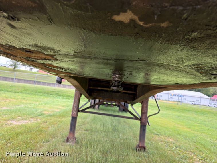 image for item FN5850 1992 Fontaine Trailer Co. flatbed truck