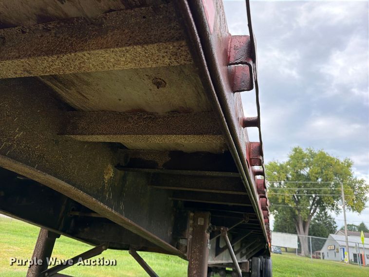 image for item FN5850 1992 Fontaine Trailer Co. flatbed truck