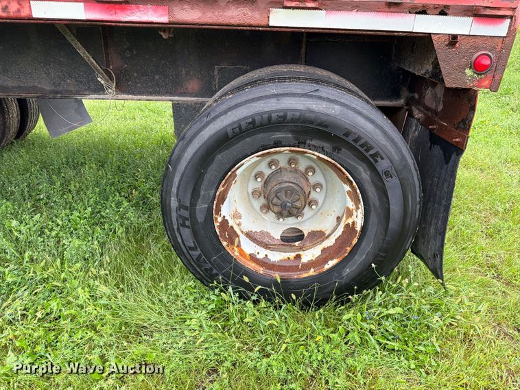 image for item FN5850 1992 Fontaine Trailer Co. flatbed truck