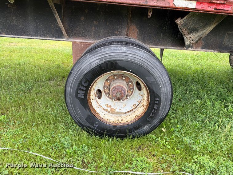image for item FN5850 1992 Fontaine Trailer Co. flatbed truck