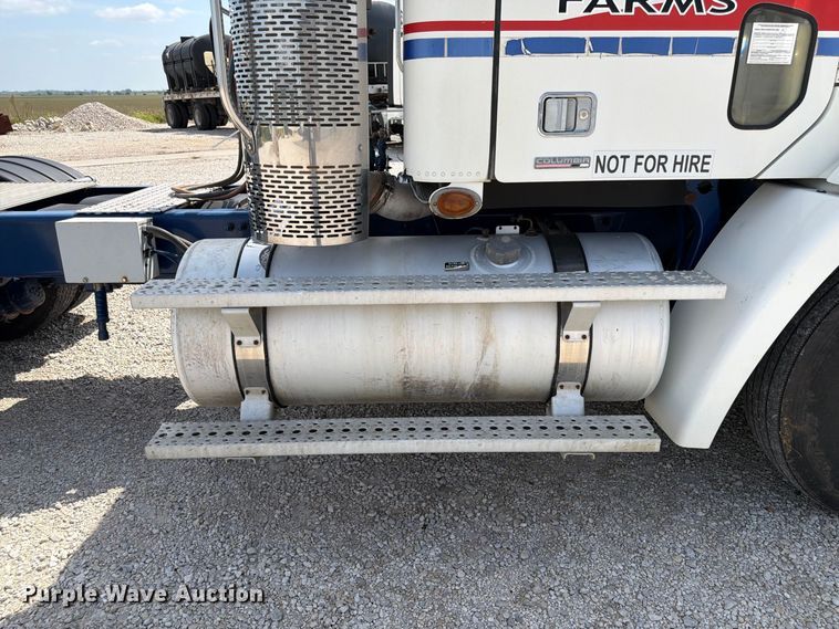 image for item FP3016 2009 Freightliner Columbia semi truck