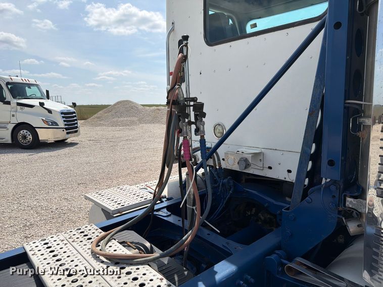 image for item FP3016 2009 Freightliner Columbia semi truck