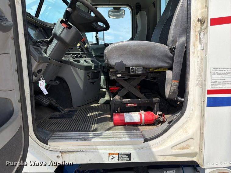 image for item FP3016 2009 Freightliner Columbia semi truck