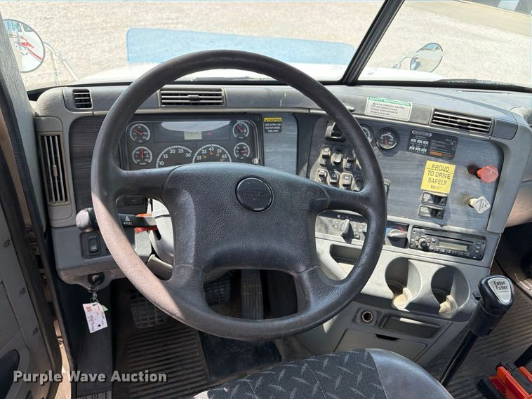 image for item FP3016 2009 Freightliner Columbia semi truck