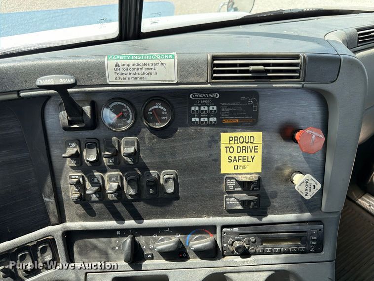 image for item FP3016 2009 Freightliner Columbia semi truck
