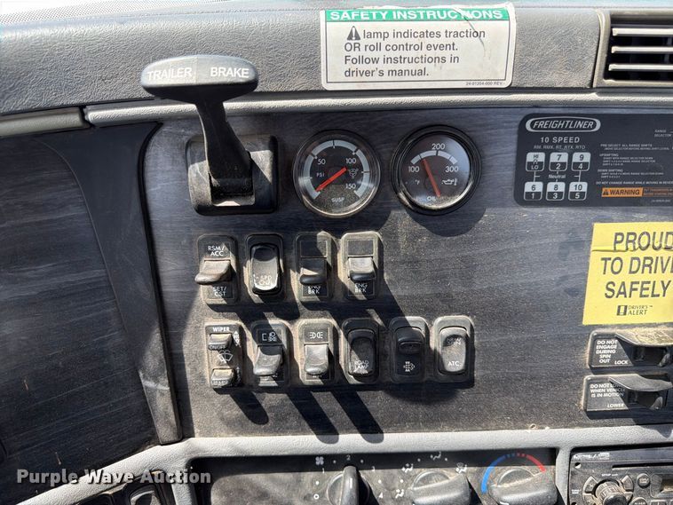 image for item FP3016 2009 Freightliner Columbia semi truck