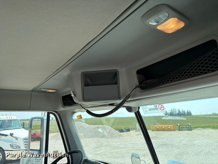 image for item FP3016 2009 Freightliner Columbia semi truck