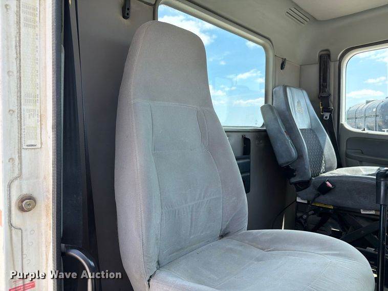 image for item FP3016 2009 Freightliner Columbia semi truck