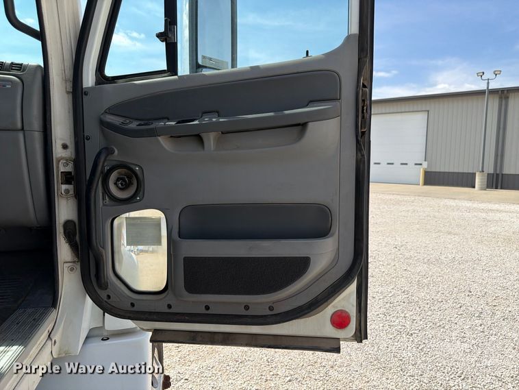 image for item FP3016 2009 Freightliner Columbia semi truck