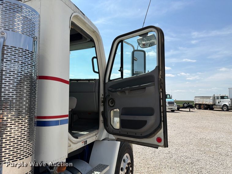 image for item FP3016 2009 Freightliner Columbia semi truck