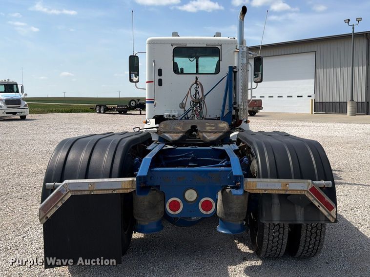image for item FP3017 2009 Freightliner Columbia semi truck