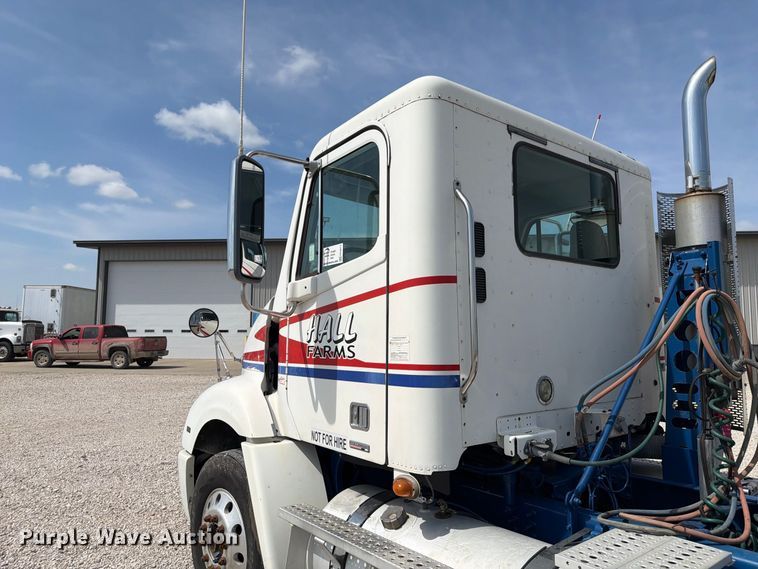 image for item FP3017 2009 Freightliner Columbia semi truck