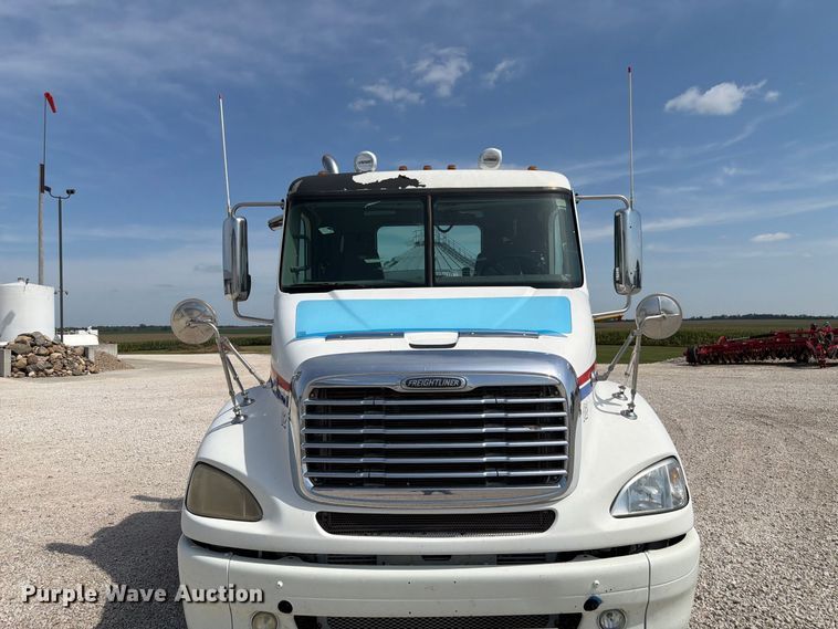 image for item FP3017 2009 Freightliner Columbia semi truck