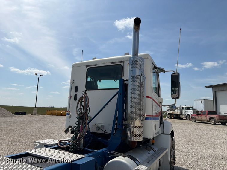 image for item FP3017 2009 Freightliner Columbia semi truck