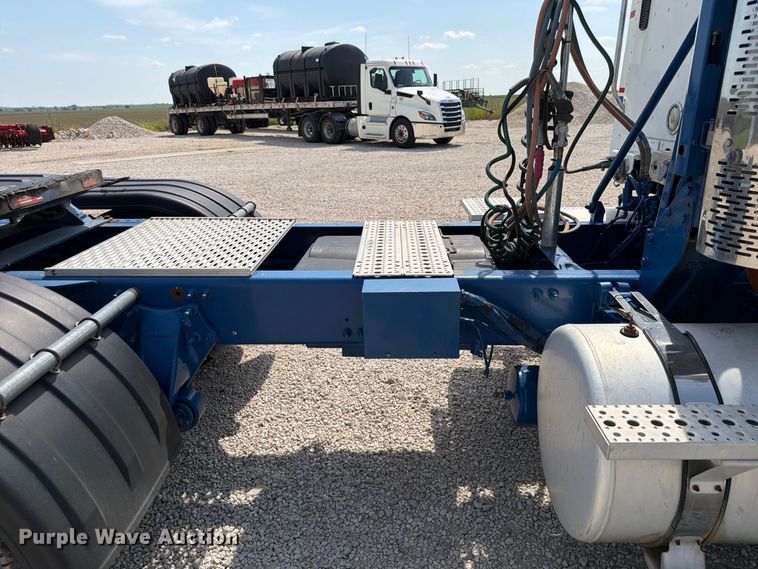 image for item FP3017 2009 Freightliner Columbia semi truck