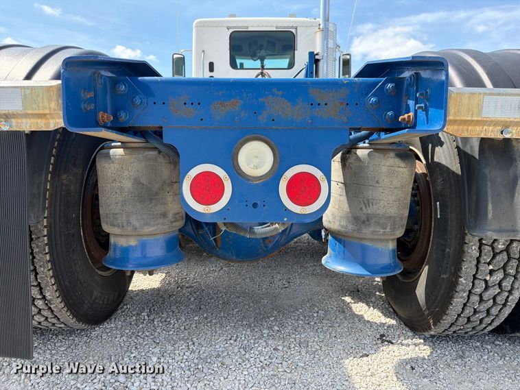 image for item FP3017 2009 Freightliner Columbia semi truck