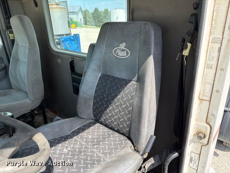 image for item FP3017 2009 Freightliner Columbia semi truck