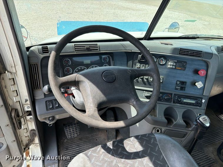 image for item FP3017 2009 Freightliner Columbia semi truck