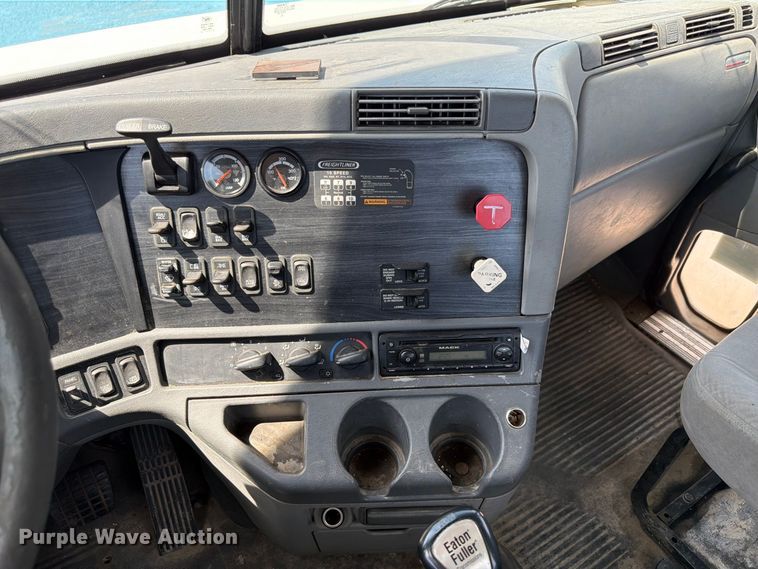 image for item FP3017 2009 Freightliner Columbia semi truck