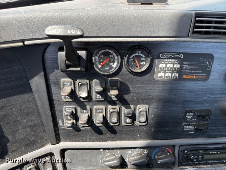 image for item FP3017 2009 Freightliner Columbia semi truck