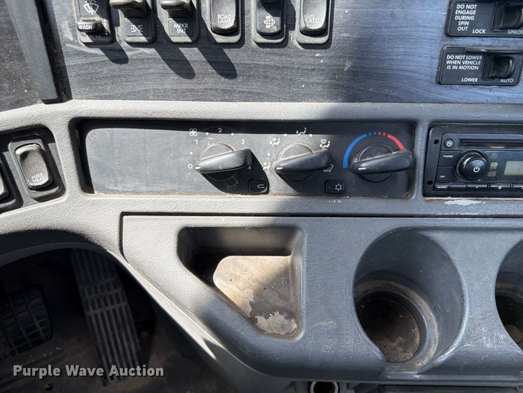 image for item FP3017 2009 Freightliner Columbia semi truck