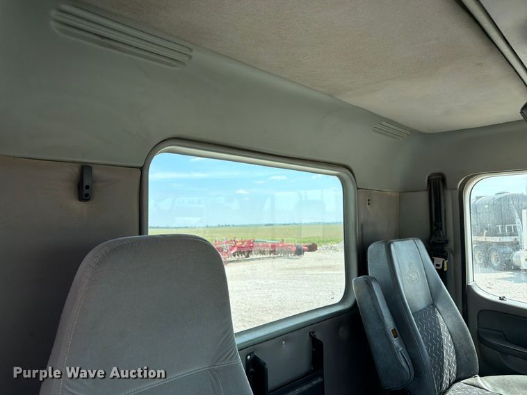 image for item FP3017 2009 Freightliner Columbia semi truck