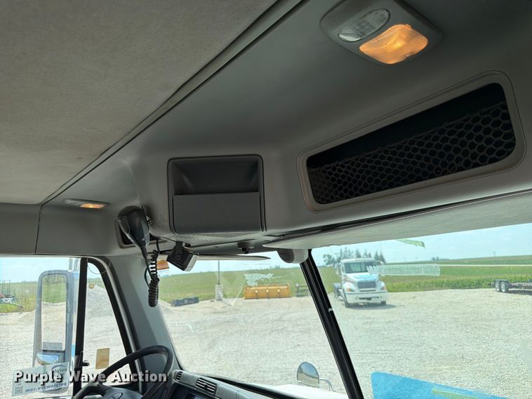 image for item FP3017 2009 Freightliner Columbia semi truck