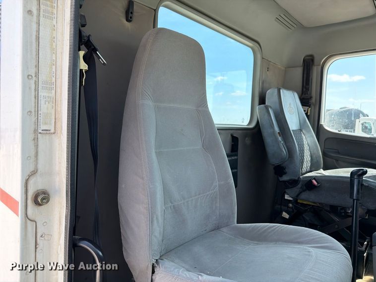 image for item FP3017 2009 Freightliner Columbia semi truck
