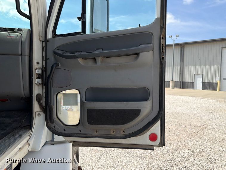 image for item FP3017 2009 Freightliner Columbia semi truck