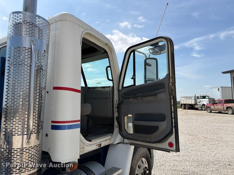 image for item FP3017 2009 Freightliner Columbia semi truck
