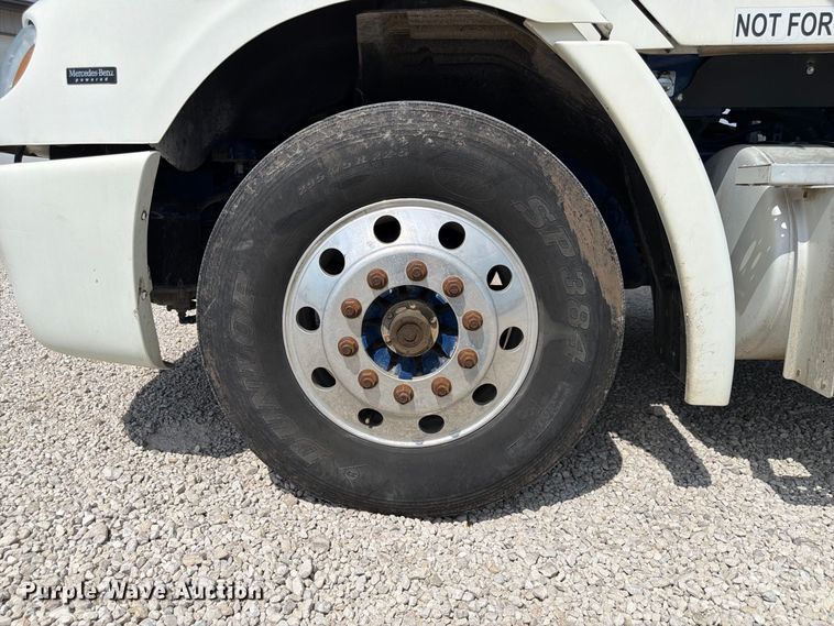 image for item FP3017 2009 Freightliner Columbia semi truck
