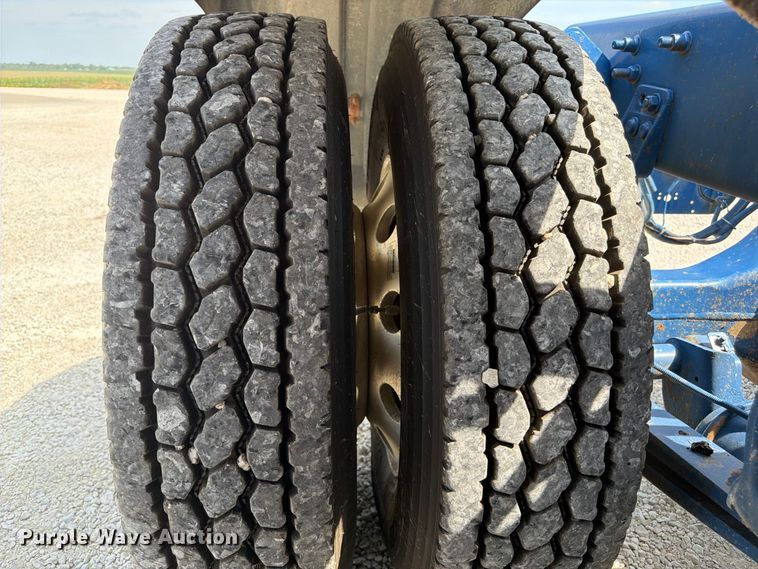 image for item FP3017 2009 Freightliner Columbia semi truck