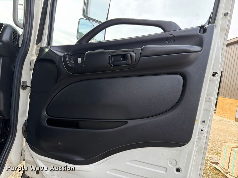 image for item FT8014 2012 Hino box truck